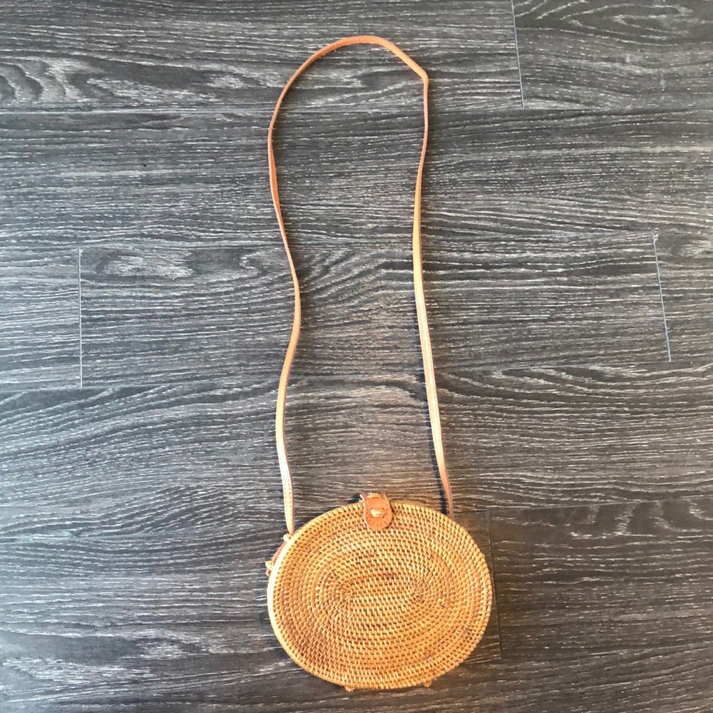 Trendy circle straw purse - excellent condition